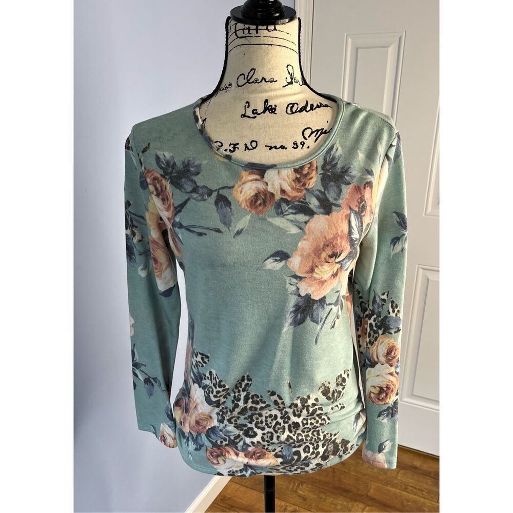 Lime & Chili Women’s M Long Sleeve Floral and Animal Print Sweater Light Blue wi
